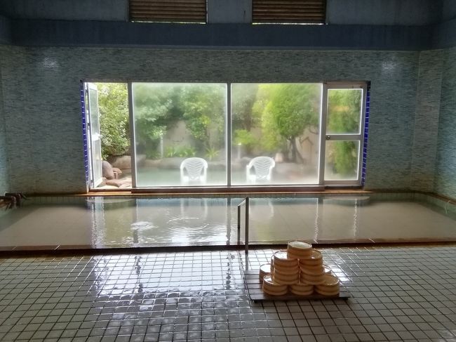 9月に伊豆半島に郵便局巡りをしようと自宅を午前1時に出発し高速道路を使わず走行したところ、沼津市内にて車がまさかのパンク。(T_T)<br /><br />JAF会員でしたので救援を依頼し、タイヤを取り寄せていただいたGSまでけん引してもらい整備が終わったのが10時30分でしたのでこの日はあきらめ次回に持ち越ししました。(会員のため自己負担0円)<br />この時JAFのスタッフさんが9月までは伊豆は混みますよと教えてもらい10月に行くことに決め、行程も1泊する行程に変更しました。<br /><br />時間に少し余裕ができたので珍しく少し観光しました。<br />【手配】<br />下賀茂温泉 河内屋 1発2食付き 17,820円 楽天トラベル決済
