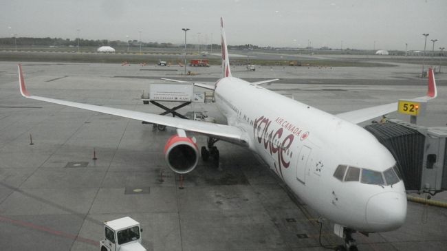 写真はモントリオール空港で粉糠雨に濡れながら<br />出発を待つ飛行機です。<br />働く人たちも濡れていました。<br /><br />山頭火さんの「雪降る　会えば別れの雪降る」という<br />句があります。<br />今回の旅の終わりは<br />「雨降る　会えば別れの雨降る」（tomo模作）のように<br />モントリオール空港の「粉糠（こぬか）雨」で締めくくる<br />ことになりました。<br /><br />話しは大分変わりますが、<br />「粉糠（こぬか）雨」という言葉は強烈な印象で<br />50年前の当時16歳だった私の記憶に残っています。<br />高校1年の現代国語の最初の授業でした。<br />現国の先生が教室に入って来るなり、<br />「君たち、『有楽町で逢いましょう』という<br />歌を知っているか？<br />フランク永井の歌だ。<br />その中に『あなたを待てば雨が降る、<br />濡れて来ぬかと気にかかる』という歌詞があるが、<br />その時の雨はどんな雨だったか<br />説明できる人はいるか？<br />はい、出来る人は手を上げて！」と<br />いう洗礼を受けました。<br />私を含めてみんなモジモジするだけで<br />手を上げる人はいません。<br />「ダメだなぁ～。君たちは中学で一体何を勉強して来たんだ！<br />いいか、これは懸言葉といって<br />『来ぬか』という言葉と<br />『粉糠（こぬか）』という言葉を重ねて<br />二つの意味を持させているんだ。<br />つまりこの雨は<br />『むせび泣く様な細かい雨』のことで、<br />この歌の主人公のやるせない<br />心の状態も同時に表しているんだ。<br />諸君、もっと勉強せよ！<br />（昔の先生は偉かったのです）」<br />眼鏡をかけた小柄な先生の顔が<br />今でも16歳だった私の記憶に<br />鮮明に残っています（50年も前のことです）。<br /><br />モントリオール空港には『むせび泣く様な細かい雨（粉糠雨）』が<br />降っていました。<br /><br />（2013tomoの旅のあと書き）<br />１０月７日（土）午前８時半、<br />９月中旬にスコットランド北部のハイランドから<br />始まった今回の旅も今朝、カナダ、モントリオール国際空港で<br />終わります。<br />１か月弱の旅でした。<br />いつものように長旅の疲れと睡眠不足のため<br />「まったり」状態でラウンジの大きな窓から<br />飛行場に並んだ飛行機と働く人々を眺めています。<br />外では「粉糠（こぬか）雨」というのでしょうか<br />冷たい霧雨が密やかに降り始めています。<br />温かいコーヒーなど頂きながら軽い朝食をしていると<br />小説「ティファニーで朝食を」（Breakfast at Tiffany’s）で<br />主人公の女性が歌っていた言葉をふと思い出しました。<br />「眠りたくもないし、死にたくもない、<br />ただ旅して行きたいだけ、大空の牧場通って」<br />“Don’t wanna sleep,don’t wanna die,<br />just wanna go a traveling through the pastures of sky.”<br /><br />明後日の夕方には我が家に帰りついているはずなのですが<br />私の心の中ではまだ旅が続いていました。<br />でも私たちはここで今回の「ケルト文化の水脈を訪ねる」<br />という旅を一旦休憩させ帰国します。<br />そうして12月から新たな旅「アジアの神々を訪ねる」が<br />始まります。<br />その時にみなさんとまたお会いいたしましょう。<br /><br />それではすべての旅人にスラマ・ジャラン！<br />（インドネシア語で”行く道に幸あれ！”）<br /><br />いったん日本に帰ってからまたアジアの<br />スリランカなどに行きます。<br />今回は旅の最終回として<br />モントリオール観光、<br />モントリオール空港から上海経由で関空まで<br />そして我が家に帰りつくまでの旅の顛末について<br />述べていきます。<br /><br />スケジュール　モントリオール　関空迄<br />9月29日(金)、ロンドン発カナダのCharlottetownへ空路移動<br />9月29日（金）イン10月2日（月）アウト、シャーロットタウン3泊<br />10月2日(月)、Charlottetownからケベックへ移動＜時差1時間あり＞<br />10月３日（火）終日旧市街観光（バス利用）<br /><br />10月４日(水)、ケベック発モントリオールへ空路移動<br />　　　　　　　タクシーで飛行場に移動<br />Departure time 11:30 ケベック (YQB) Arrival time 12:24 <br />モントリオール・ピエール・エリオット・トルドー (YUL) AC8711<br />ＳＴＭ社デイパス（24ｈ）１０ドル<br />（７４７空港行きバスも乗れる）<br />空港でDaypass1日10ドル購入、窓口現金のみ？（参考：シングル3.25＄、2回が6ドル、10日券が26.5＄）<br />120分以内ならバス、地下鉄乗換可。<br />カスターマーセンターはBerri-UQAM駅改札口にある。<br /><br />ホテル近くのメトロのベリウクム（Berri-UQAM）<br />バス停１０で降りる。空港行は近くの<br />別の１０のバス停で１１まで行き折り返す。<br /><br />メトロなどの出口はフランス語SORTIEと表示<br /><br />10月４日（水）イン5日（木）アウト、モントリオール1泊<br />10月6日（金）も宿泊<br /><br />（宿泊先）Hotel le Roberval (ホテル ル ローバーバル) ￥9,428<br />　　　　　（CAD132,80税金込み）<br />505 Rene-Levesque Est, H2L 5B6 モントリオール, <br />カナダ (電話:+15142865215)空港バス停近く<br /><br />10月5日（木）１泊、モントランブランへバス移動<br />（往）１０月5日（木）７：３０出発10:２５モントランブラン到着予定、<br />　　　　　　　　　　　（バスは24.45＄税金込み一人分）<br />　　　実際はその後に村のバス　3ドルに乗り換えた（40分）<br />10月６日（金）モントリオール1泊<br />モントランブランからの帰りのバス<br />村のバス3ドル、30分に乗ってから<br />（帰りのバス24.45＄税金込み一人分）10：55発13:30着<br /><br />Hotel le Roberval(ホテル ル ローバーバル)<br />￥10,188（CAD120.60税込12123円）<br />バスターミナルで一日券２４ｈのバスチケット購入し翌日も使用、<br /><br />午後は買い物（コストコ予定）<br />実際はコストコカードを忘れた。<br />4時間ものバスで行く元気がなかった。<br /><br />10月7日(土)、モントリオール発、空路関空行き<br />上海では黄色い入国カード必要、入国と出国要、<br />荷物も預けなかった。<br />Departure time 13:30 モントリオール・ピエール・エリオット・トルドー (YUL) <br />Arrival time 15:25 （翌日） 上海浦東 (PVG) T2、AC017<br /><br />乗換１０月８日（日）<br />Departure time 18:20 上海浦東 (PVG) T2、Arrival time 21:35<br />大阪 関西国際空港 (KIX) T1NH976<br /><br />10月８日（日）ファーストキャビン関空（男女別カプセルホテル）<br />￥7,520（二人分）電話81724565526<br /><br />１０月９日（月祝日）自分で別途取得。ANA伊丹空港から羽田空港へ移動<br />　　　　ＡＮＡ028便：14時発15:10着（2人分）19,580円<br />　　　　自宅へ電車で帰宅。<br />この後世界一周旅行券の続きは関空からアジアへ行く。<br />しばらくブログを書いたりアジアの情報収集する。<br /><br />次は世界一周旅行券の続きです。<br />日本の同じ出発の飛行場からは行けない仕組みです。<br />自分で関空まで行ってから出発です。<br />アジア旅行で、スリランカ、カンボジア、マレーシア、<br />シンガポールを計画しています。<br />世界一周旅行もアジアに回帰いたします。<br />アジアではどのような神々に会えるのでしょうか。<br />今から楽しみです。