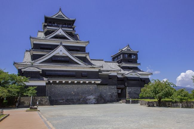 災害前の熊本城の写真集です。<br /><br />熊本城は、現在の熊本県熊本市中央区に築かれた安土桃山時代から江戸時代の日本の城。別名「銀杏城」。 加藤清正が中世城郭を取り込み改築した平山城で、加藤氏改易後の江戸時代の大半は熊本藩細川家の居城。明治の西南戦争の戦場となった。<br />熊本地震での崩壊は残念です。<br /><br />災害前の熊本城高画質写真集下記アドレスです。<br />http://zenpakusan.com/nihon/42/index.html