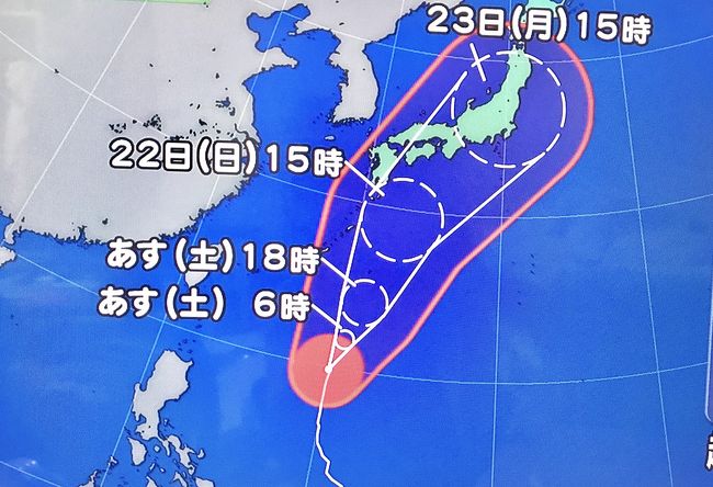 なんだかんだで４月から潜ってなかった。<br />久しぶりにあったかい時にキレイな海で潜りたいなと思って航空券をゲット。<br /><br />10月やし、暑すぎひんけど十分あったかくて<br />久々に良い時期にダイビングができる！とわくわくしてた。<br /><br /><br />なのに。<br /><br />こんな時期に台風がくるなんて、、、<br /><br /><br /><br />かなりの大型台風で飛行機が飛ぶかすら危うい。<br />前日には予約便の振替、キャンセル可能になってた。<br /><br />ちょっとちょっと待ってよー。。<br /><br /><br />とりあえずダイビングは無理確定。とほほ。<br />でもせっかくやからとりあえず沖縄には行きたい。<br /><br />予報では暴風雨で、行って何すんねんって感じやけど、とにかくチャレンジしてくる！！<br /><br /><br />相変わらず尻すぼみの旅行記ですが。<br />個人的な備忘録なので、、、<br /><br /><br />####################################<br />航空券  15,300円<br />ANA3723(台風のせいで前日にANA3725から振替)<br />UKB08:20－OKA10:25<br />ANA3724<br />OKA11:15－UKB13:10<br /><br />ホテル  22,000円<br />ホテルアクアチッタ那覇朝食付２泊