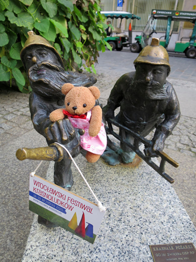 少し古い旅行記になりますが、2015年9月15日から9月30日まで友人と二人でポーランドを旅してきました。以下、旅行の日程で、ここでは9月17日(後半)の様子を童話風(?)にまとめました。<br /><br />9月15日 滞在先のロンドンから空路、ワルシャワへ(ポーランド航空利用)<br />9月16日 ワルシャワから空路、ヴロツワフへ(ポーランド航空利用)。着後、日本から来た友人と合流<br />9月17日 ヴロツワフから日帰り ヤヴォル平和教会 観光<br />9月18日 ヴロツワフから日帰り シフィドニツァ平和教会 観光<br />9月19日 ヴロツワフから鉄道でクラクフへ<br />9月20日 クラクフ旧市街 観光 <br />9月21日 クラクフから日帰り ヴィエリチカ岩塩坑 観光<br />9月22日 クラクフからバスでザコパネへ。着後、グバウフカ山 観光<br />9月23日 ザコパネから日帰り モルスキエ オコ湖 トレッキング<br />9月24日 ザコパネから日帰り 大カスプロヴィ山 トレッキング<br />9月25日 午前中、ザコパネ観光。午後、バスでクラクフへ<br />9月26日 クラクフ 観光<br />9月27日 友人が一足先に帰国。私はひとりでクラクフ 観光<br />9月28日 クラクフから電車でワルシャワへ<br />9月29日 午前中、ワルシャワ観光。夜、エアフラ便で日本へ<br />9月30日 成田着<br /><br />そして、今回、私の旅の友となるクマのぬいぐるみは、アイルランド旅行記に出てきたプーニャと同時期に生まれた「ポーニャ」です。右目の上に斜めの白い筋が見えますが、私があやまってつけてしまった日焼け止めです。洗っても落ちなくて、ポーニャにはかわいそうなことをしてしまいました…。
