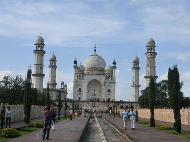 2回目のインド旅行は絶対に訪れたかったエローラ遺跡・アジャンタ遺跡を巡りました。<br />日本以上の暑さの中での世界遺産巡りになりました。<br />連日のカレー三昧や3時間以上の飛行機遅延も、今では忘れられない思い出です。<br />7日間の行程の3日目です。<br /><br />(1)https://4travel.jp/travelogue/11294994<br />(2)https://4travel.jp/travelogue/11294999<br />(3)https://4travel.jp/travelogue/11295002<br />(4)https://4travel.jp/travelogue/11295004<br />(5)https://4travel.jp/travelogue/11295012<br />(6)https://4travel.jp/travelogue/11295016<br />(7)https://4travel.jp/travelogue/11295031<br />(8)https://4travel.jp/travelogue/11295034<br />(9)https://4travel.jp/travelogue/11295037
