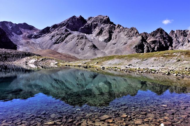 スイスでの締めくくりのハイキングの日。適度な登りで、行ったことのない場所として、ムラーユ湖とムラーユ峠へ往復することにしました。ムオタス・ムラーユには登山電車で登り、そこから湖まではゆっくり歩いて1時間半程度なので、友人も問題なく歩ける。その先の峠までは私一人で行くことになりました。天気は快晴で、愉しいハイキングになりました。スイスでも珍しい岩石氷河を見ることも出来ました。<br /> これで、少し長い、割とゆったりした気持ちになれた、そして娘と孫、友人とのそれぞれの山歩きが終わりました。　スイスに住んでいた時には、社会との関わりにおいて、必ずしもポジティブな印象ばかりではなかったスイスでしたが、こうして何日か旅人としてスイスに触れてみると、やはり自分と家族の大切な数年間が存在した所でもあり、懐かしさと、同化したいという気持ちなども感じられて、良い旅行だったと総括出来るように思います。<br />