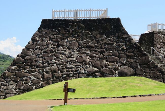 甲府城の紹介が続きます。発掘調査によれば、城内の各曲輪から浅野家の家紋瓦や、金箔や朱を施された瓦、豊臣家の家紋瓦が出土しています。豊臣時代の加藤光泰と、次代の浅野長政・幸長時代に築城は継続されたようです。(ウィキペディア、甲府城関連公式サイト)