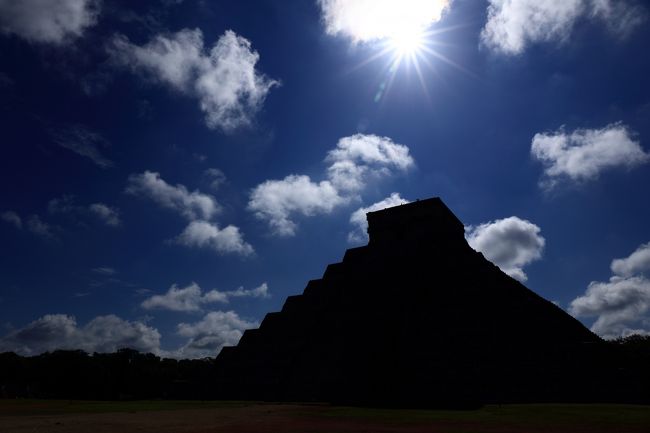 &lt;2015年の夏休み＞<br />カンクンを選んだ理由の一つに、ユカタン半島にあって、マヤ文明の遺跡に近いことも。遺跡ツアーはガイドさんがいた方が数倍楽しいので、日本人ガイドのツアーを予約してチチェンイッツァ遺跡とエクバラン遺跡、それとユカタン半島の不思議な地形で大地にぽっかり穴があいていて深い泉があるセノーテ観光にいきました。<br />