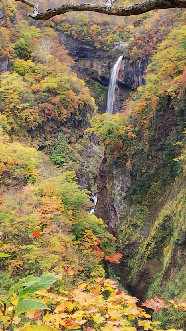 燕温泉の妙仙橋で紅葉散策をし、<br />日本海のサンセットを眺めて一泊と思いきや、<br />台風の接近で初日は何とか曇り空も二日目は終日土砂降り雨。<br />あいにくの天気になってしまいました。<br />それでもそれなりに楽しむ事が出来ました。<br /><br />走行ルート<br />http://www.a-trip.com/tracks/view/198263