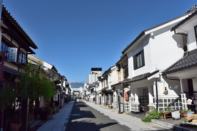 旅の行程<br />9月28日 郷原宿、村井宿<br />9月29日 松本、会田宿、稲荷山宿<br />9月30日 戸隠<br /><br />長野県松本市は松本城の城下町として、また、善光寺街道の宿場町として発展した町で、城の北側には武家屋敷を置き、城の東から南を流れる女鳥羽川周辺に町人町を整備する町割りが行われました。<br /><br />城下町の外堀の役目を担っていた薄川に架かる栄橋を渡り、町の南側から松本城下に入った善光寺街道は、博労町から本町へと北上して大手橋の手前で東に折れ、しばらく中町を東に進んだ後、北へ向きをかえて女鳥羽川にかかる大橋を渡って東町に入り、和泉町、安原横丁を経て萩町で城下を抜け岡田宿へと続いています。<br /><br />かつての松本城下には、この善光寺街道に沿って南から順に、本町、中町、東町の三つの町があり、これらは町人町の中核をなしていたので、「親町三町」と呼ばれていました。<br /><br />南北の通りの本町には、本陣と問屋場を兼ねていた倉科家、藩の公の施設で脇本陣にあたる使者宿の中村家、飛脚問屋の近藤家などがありました。<br /><br />また、千国街道や野麦街道などの起点となる交通の要衝だった本町は、現在の松本郵便局の場所に領内の産物を統制保護する藩の産物会所があり、各地からの様々な物資の集散地となっていました。<br /><br />大手橋(現在の千歳橋)の手前で東に折れた東西の通りの中町には、旅籠屋、造り酒屋、呉服問屋、塩問屋、肴問屋などの商家が連なる町人町でしたが、明治11年(1878年)の大火で大半が消失したため、現在の松本の顔ともいえるナマコ壁も鮮やかな土蔵造りの町並みとして復興されました。<br /><br />中町東端の国道143号線の交差点で北に曲がり、女鳥羽川に架かる橋を渡った先にある東町も、中町と同様に旅籠屋や商家が連なる町人町でした。