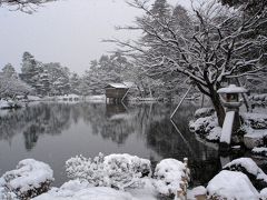 雪の兼六園と金沢城