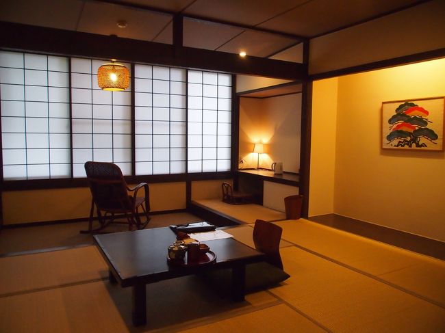 2017年5月 箱根2泊3日の旅行記です。<br />初めてのロマンスカーにコーフンし、宿の素朴なあたたかさに触れ、ココロ満ちる旅となりました。<br />この旅行記では1日目の様子を綴っています。<br /><br />※ロマンスカーとは、小田急電鉄の特急ロマンスカーのこと。<br />新宿から箱根湯本まで直通85分という便利な特急電車です♪