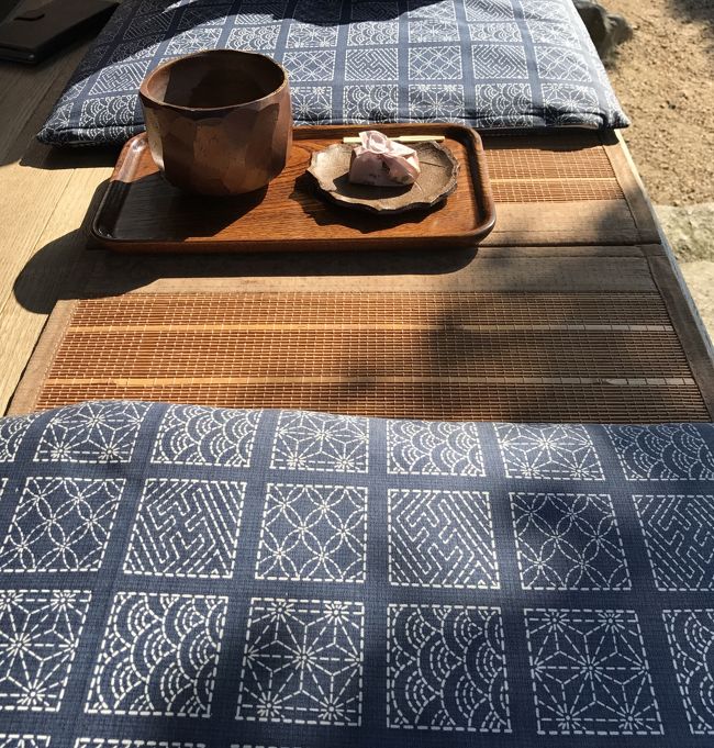 名古屋から山陽新幹線で岡山へ。<br />晴天の岡山後楽園を散策♪<br /><br />藩主の静養の場であり賓客接待の場だったお庭は<br />当時から庶民にも開放されていたらしいです…。<br /><br />国の特別名勝指定の大名庭園であり<br />日本三大庭園の後楽園は流石に広い。<br />親子でのんびり歩いて楽しみます。<br /><br />福田茶屋で茶畑をみながらかき氷♪<br />井田を眺めてから<br />島茶屋でお抹茶をいただきます。<br /><br />お茶屋さんのはしご(^^?<br />