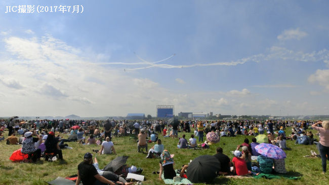 7月19日(水)から7月24日(月)まで、MAKS(モスクワ航空宇宙サロン)観覧ツアーの添乗に行ってきました。2009年より開始したこのツアーも今回で5回目となります。<br /><br /> MAKSは1993年から隔年で実施されており、今年が13回目に当たります。今回から会場が開始以来ずっと行われてきたジューコフスキー(ラメンスコエ)飛行場から別の場所に変更になるとの噂があり、どのような運営になるかとやきもきしていたのですが、結局従来通りの開催となりました。<br /><br /> モスクワの南東部に位置するジューコフスキー飛行場までは、市内中心部からバスで1時間半程度。当日は一般観覧者だけでなく国内外の要人も会場に向かうため、市内からの道路には全面的な交通規制が敷かれます。往路・復路ともに一方通行規制や、指定された駐車場所(事前購入した特別駐車券に記載)によって通行可能な経路が決められ、辻々に立つ警官が交通整理に当たっています。特別駐車券のない多くの参加者は、近隣のヴィコヴォ空港の近くに設けられた一般用駐車場か、近郊電車のジューコフスキー駅からシャトルバスに乗り換えることになります。<br /><br /><br />■ゲートの周りにはもうロシア機がズラリ<br /><br /> 途中何度か渋滞につかまりつつ、会場のジューコフスキー飛行場に到着しました。入場口は一般入場者用の第1ゲート、VIP専用の第2ゲート、団体バス・シャトルバス用の第3ゲートと、3か所に分かれています。私たちは第3ゲート近くの第4駐車場にバスを停めました。この第3ゲートは通常「イリューシン・ゲート」と呼ばれています。ゲートの周りの敷地にロシア製旅客機イリューシン96や輸送機イリューシン76などのテスト機が並んでいて、会場敷地内に入る前から、窓越しにシャッターを切る音があちこちから聞こえてきます。<br /><br /> バスを降りてゲートに入ると、まずセキュリティチェックがあり、金属探知機とエックス線検査を受けます。ガラス瓶と魔法瓶は持ち込みできません。次に入場券を提示します。入場券に印刷されたバーコードをスキャンしてから半券が切られます。すぐそばに当日券販売のキオスクが2箇所ありますが、来場者が並んでいる様子はありません。当日券は割高なので大半の来場者は前売券を買ってきているようです。<br /><br /> 次はIDカードの発行ポイントです。MAKSは、平日は航空業界関係者を中心とした「トレードデー」(業界向け公開日)と、週末の「パブリックデー」(一般公開日)に分けて開催されています。このポイントはトレードデーだけのものですが、氏名、国籍、メールアドレス、所属、役職、業種、来場目的、どのようにMAKSを知ったか、などをアンケート用紙に英語かロシア語で記入すると、その場でストラップ付のIDカードが発行されます。前回まではプラスチックのカードで、よい記念品になりましたが、今回は台紙に氏名と所属がプリントされたシールを貼るだけの簡素なものに変わっていました。これで入場手続きは完了です。今回のツアーで私たちは計3回(「とことんMAKS」オプショナル参加の方は4回)入場しましたが、いつもほとんど待つことなくスムーズにゲートを通過できました。毎回、開場時間前には会場に到着していたこともありますが、以前は入場に1時間以上待たされることが何度もあったので、運営側も経験を積んでいろいろ工夫しているようです。<br /><br /><br />■まずはデモフライトの予定を確認<br /><br /> 会場中央に位置するマネージメントオフィスで当日のデモフライト・プログラムが発表されるので、入場後まずはそこを目指して500メートルほど歩きます。途中の誘導路上にはたくさんの地上展示機が並んでいます。懐かしいツポレフ154型旅客機やロシア自慢のリージョナル機・スホーイ・スーパージェット100、大きなレーダードームを背負ったイリューシンA-50早期警戒機、攻撃ヘリコプター・ミル28やカモフ52、最新鋭戦闘機・ミグ35とスホーイ30、そしてちょっと懐かしい戦闘機ミグ23やスホーイ15、爆撃機ツポレフ22M、ツポレフ95、ツポレフ160等々。早速、みんな足止めされてしまいます。<br /><br /> また、その一角には、日本のトーヨータイヤとドイツのアウディが出展したサーキットコースが設けられており、トヨタスーブラと日産シルビアが爆音をとどろかせながら派手なドリフト走行を披露していて、多くの観客を集めていました。誘導路を15分ほど歩いて会場中央のマネージメントオフィスに到着。ここで当日確定したデモフライト・プログラムが配布されます。MAKSのウェブサイトにも情報は載っているのですが、変更が多いので、一番確実な情報を得るにはこのプログラムの入手が必須です。デモフライトの開始時間は、トレードデーは午後2時頃から、パブリックデーは午前11時頃からです。