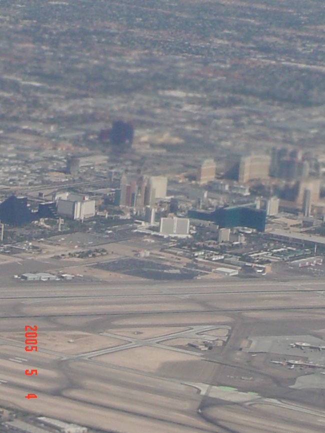 去年気に入ったのでまた来ました。今回は友達といっしょです。３か所あるアウトレット巡りでした。<br />ラスベガスの町です。上空の飛行機からの撮影です。