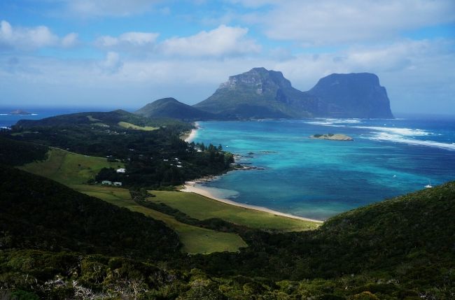 世界遺産ロードハウアイランド Lord Howe Island に4日間のホリデーに行ってきました。この島は、自然派にはパラダイスの場所です。大陸から長い間隔離されて居たため生態系も本土と異なり、いくつかの固有種の動植物と夏の間は多くの渡り鳥が飛んで来てます。世界最南端のサンゴ礁があることでも知られています。また、かつては火山地帯で巨大なカルデラを形成した跡が残っており、断崖絶壁が多くダイナミックな地形の島です。<br /><br />ロードハウアイランドはシドニーから約750km、シドニー沖の離島と言ってよい距離ですが、ここを訪れる旅行者はわずか。その理由とは、フライトチケットの高さ。片道僅か2時間弱にも関わらず、往復でAUS1000ドルを越える値段のため、気軽に行くことはできません。これだけ予算があればシドニーと東京往復のチケットが買えますから。また島内滞在でもキャンプは禁止されており高いホテルに泊まらざる得ないため、最低でも4日間でひとりAUS2000ドルの予算がいります。人口は400人、更に観光客は最大で400人までに規制されているため、ハイシーズンに訪れても混んでいることは決してない贅沢な島です。独自の生態系やアクセスの悪さなど、ロードハウアイランドは日本で言うと小笠原諸島みたいな所です。一度は行ってみたいけど、実際行ったことがある人は少ない、オージーにとってもそんな場所です。<br /><br />実は冬場のオフシーズン(特定日だけで日付は限られますが)には、カンタスのマイレージを使って僅か16000マイルで往復できることはあまり知られていません。私はこの方法で通常の半額以下で旅行してきました。<br />