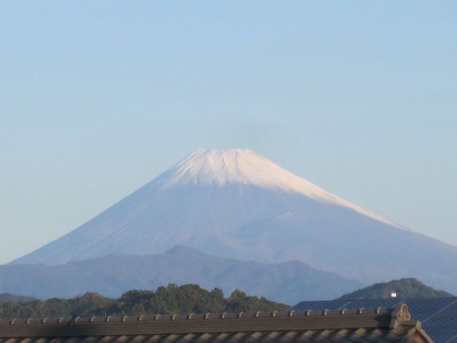 昨日の雨が富士山には雪をもたらしてくれたようで、今朝（10/26)は雪をまとった綺麗な姿を見せてくれました。<br /><br />今シーズン初の雪の富士山です。<br />これからは綺麗な雪の富士山が見られる事でしょう。