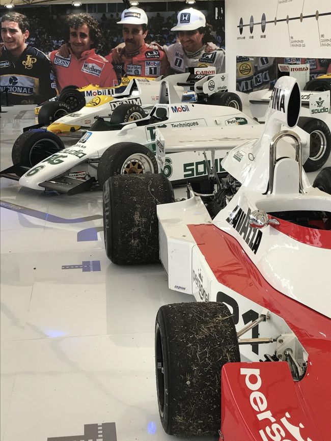 今年も年中行事の一つのF1日本グランプリの<br />観戦に、鈴鹿サーキットへ行って来ました。<br /><br />10月7日(土)~祝日の9日(月)。<br />いつものようにマイカーで行き、<br />宿泊は、今回は、津市でした。<br />毎年のように半年前に、ホテルの確保。<br />これが、第一のポイントです。(笑)<br />レースの時は、鈴鹿市近隣での<br />ホテルの確保が、大変、困難。。。<br /><br />レース観戦は、妻の「ばじなみこ」の趣味で、<br />私は、そのお供です。<br /><br />自宅でも、お供でTVで放映されるレースを<br />観ています。(笑)<br />特にF1は、ヨーロッパが主戦場で、<br />週末の生中継(レースのスタート)が、時差の関係、<br />日本時間の午後9時からです。<br />ちょうど良い時間で、ビールを片手に観ています。<br />鉄道マニアの私で、少しは、鉄道の知識はありますが、<br />最近、車レースの知識も少し持つようになりました。(笑)<br />どこかに遠征している時は、録画です。<br /><br />F1は、土曜日が予選で、日曜日が決勝です。<br /><br />月曜日の10月9日は、三重県総合博物館へ行きました。<br />博物館、美術館も、妻の「ばじなみこ」の趣味です。(笑)<br /><br />楽しい3日間でした☆<br /><br /><br />