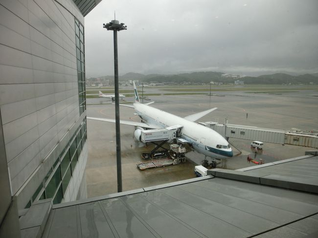 初めて福岡空港の国際線もキャセイパシフィック航空。管理人が初めて海外旅行に行ったときに使ったのもキャセイパシフィック航空。しかし本体のキャセイパシフィック航空の緑の翼が運休して、子会社のキャセイドラゴン航空に移管する事になりました。<br /><br />その最終日に何が何でも撮影するがの為に雨の中福岡空港に行ってまいりました。しかしANAのB747-400Dの最終日同様天気は雨。そんな中撮影したキャセイパシフィック航空の福岡線最終便の旅行記をどうぞご覧ください。