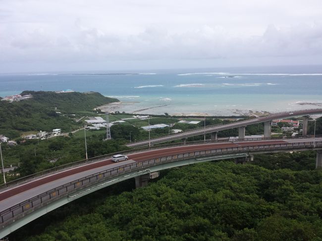 今年の6月梅今年の6月梅雨明けに1人で行った阿嘉島。<br />その島と出会った人に魅了されてしまい、すっかりハマってしまいました。<br />それから数か月、月１～2度そこで知り合った沖縄島通のYさんと<br />地元居酒屋で昼飲み会を開催して沖縄話で毎回盛り上がっていました。<br />話の中で『10月にもう1度阿嘉島に行く予定です。Nさん(私)も一緒に行きませんか？』とのお誘いが。<br />12月に有給取って締めの那覇旅に行こうと思っていたんですが<br />話をしているうちにどうしても抑えきれなくなり<br />9月になりポチっと。結局、行くことになったのですが<br />出発の数日前に10月としては珍しい台風発生！<br />しかし、行きたいという思いの方が強く、とりあえず飛びました！<br /><br />旅程<br /><br />1日目　　　羽田20：00発⇒那覇22：35着　ANA479<br /><br />　　　　　　Yさんと飲み歩き<br /><br />2日目　　　泊9：00発⇒阿嘉島10：10着(クイーンざまみ)　欠航<br />　<br />　　　　　　レンタカーにて本島南部ドライブ<br /><br />3日目　　　　那覇市内をぷらぷら<br /><br />4日目　　　　国際通りをぷらぷら<br />　　　　　　<br />　　　　　　那覇14：55発⇒羽田17：15着　JAL912<br /><br />旅費<br /><br />航空券:成田⇔那覇(往復)　16,390円(復路JALマイレージ使用）　<br /><br />ホテル:那覇⇒沖縄オリエンタルホテル1泊　3,600円<br />　　　　　　　(楽天ポイント全額利用)<br />　　　　　　　ホテルサンコーラル2泊　　8,000円<br /><br />レンタカー:2700円(太陽レンタカー)<br /><br />小遣い40,000円位　　