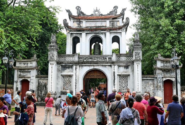 旅の５日目は、午前中にダナンから国内線でハノイへ移動し、市内観光の後、ハロン湾に向かいました。<br />ベトナム社会主義共和国の首都・ハノイは人口が750万人強で、政治・文化の中心都市。<br />1009年にベトナムを統一した李公蘊によって李朝大越国が建てられ、首都をタンロン（ハノイの旧称）に置いて以来、1000年の歴史を持つ古都に相応しく由緒ある寺社などがある一方で、フランス統治時代（1887～1945）に建てられた洋館や教会も残されています。<br />そして、整然と走る美しい並木の道路や、点在する湖と公園・・・また、道行く人々の表情も穏やかな感じで、街全体に落ち着いた雰囲気が漂っています。<br />写真は、文廟（孔子廟）の文廟門。