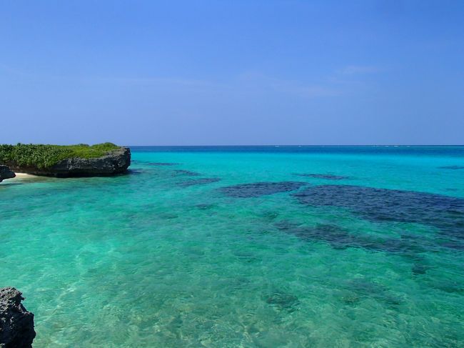 沖縄離島でのシュノーケリングに嵌ってから、今年で6年目の夏。<br />ビーチエントリーでシュノーケリングを楽しめる島もだいたい2巡したので、年に１度の旅行も 「そろそろ目的と場所を変えようか？」と話していたんですが、光る海があってそこそこ街も大きくて居心地の良い宿のある宮古に、また来てしまいました。計画の始動が遅れ、この時期になっちゃったけど、落ち着きを取り戻し 何となく島の皆さんがほっとしている雰囲気が漂うこの季節が、ぼくは好きです。カミサンは、梅雨明け直後の夏が来たーぞ！って季節の方が好きみたいですが。<br /><br />いつもながら、5日間を１つの旅行記にしちゃってるので かなり長いですが、一緒に旅行している感じで、だらだら見て頂ければと思います。<br />－－－－－－－－－－－－－－－－－－－－－－－－－－－－－－－－<br />・SKYMARK 9/27(水) 茨城→那覇  9100円/人（いま得）<br />                  10/1(日) 那覇→茨城 14600円/人（〃）<br />・JTA          9/27(水)＆10/1(日) 那覇?宮古 4600円/人（ウルトラ先得）<br />・宿            4泊 約4万円/人<br />・レンタカー 9/27(水)17時～10/1(日)11時 14400円<br />・自宅→茨城空港 高速代＋ガソリン（往復）約8000円<br />・食事代        1500円/人ｘ5日<br />・エコツアー  7500円/人<br />  旅行費用は、1人当たり  約9万5千円 でした。