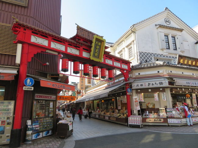 大本山・川崎大師平間寺に行きました、京浜急行大師線の川崎大師駅より川崎大師表参道商店街を歩いて、途中にある馬頭観音に寄って仲見世通りから大山門に入りました、初詣や節分祭では多くの参拝者が来ることで知られている川崎大師、平日でもそこそこの参拝者が来ていました。<br /><br />仲見世通り大山門前にある大正6年創業の老舗「住吉」で名物の久寿餅を食べてから参拝・散策をしました、丁度境内では第54回川崎大師駅菊花展が行われていました。<br /><br />平成二十九年は開創八百九十年だそうです、長い歴史ある大師様です。