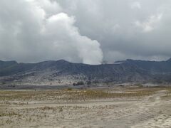 今は昔　テンガーカルデラ・ブロモ火山の間近へ