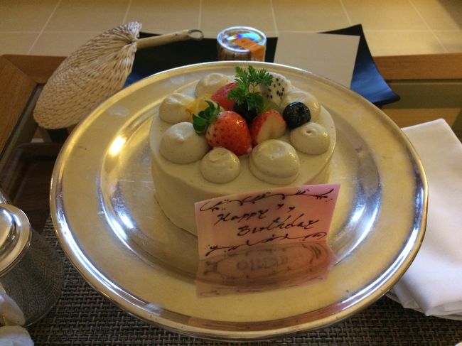 夫婦ともに誕生日がある10月に、大好きな沖縄でのんびり過ごしてきました。<br /><br />台風21号が本州で猛威をふるっている頃、米軍の台風情報では22号になる前の台風のたまごがすでに出ていて毎日チェックしていました。<br />消滅しますように、と祈りながら情報を開いていましたが、開くたびに状況は悪くなる一方でした^^;<br /><br />主人は仕事柄災害が起きると休日でも夜中でも出勤しなければならないため、熊本県内で被害が出るようなら飛行機が飛んでもキャンセルせざるを得なくなります。<br /><br />結局出発前日の予報では、沖縄は大荒れだけど熊本は大丈夫そうだということで、旅行決行することにしました!<br />飛行機が飛ぶならばキャンセル料金かかりますし、今回は観光せずにホテルでお籠りステイの予定だったので。<br /><br />ホテルは、昨年1泊して連泊を誓ったテラスクラブアットブセナ。<br />全客室クラブサービス対応で、タラソプール入り放題のウェルネスリゾートです。<br /><br /><br />*ANA旅作(熊本ー那覇 往復航空券+テラスクラブアットブセナ オーシャンビュールーム 2泊 朝食付き) 92400円×2名 ここからwelboxのクーポン利用で3万円引きで、計154800円<br /><br />
