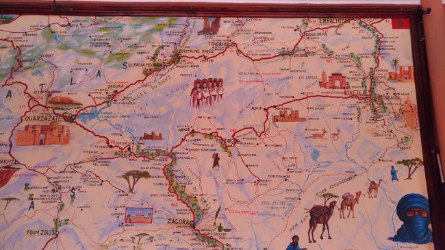 前回の続きです。<br /><br />前回はこちら → https://4travel.jp/travelogue/11296448<br /><br />前回もお伝えしましたが、他にサハラへのツアーに参加した方も書いているように、日本でネットで申し込まないと満席になって参加できない!ってことは、ほぼないと思っていいと思います。やはり、日本で申し込むのは往々にして高いです。安いと評判のsahara expeditionですら、日本でネットで申し込むと90ユーロですが、現地では950dh程度だったそうです。他のツアーでは現地で申し込んで、700や800で参加している人もいますし。そして、必要なのは現地での交渉。最初に提示された金額より下がることもあります。これは、モロッコに限りませんが、最初の金額が正規の料金ではない、ってことですね。ただ、他ではこう言われた、といったことを言ってみるとか、直に旅行会社にいくよりは宿のオーナー経由、というのが比較的安い値段がでることが多いようです。(通常800dhのところ700dhにしてくれましたが、一部オーナーに入るようなので、実際本来どの程度なのかわかりません)現地で時間的に余裕があれば、新市街の大通りにもツアーを斡旋している店がいくつか出てますので、歩くついでに、料金を確認しておくのも手ですね。現地の人によれば、買い物の場合は、最初の金額の半分から交渉するべき、と言っていました。決して、一か所で決断していけはいけない、それをひしひしと感じた、そんなお国柄です。<br /><br />前回はルートを英語表記のまま載せましたが、マラケシュ発サハラ砂漠ツアーは、ほぼほぼこんな感じのようです。<br /><br />1日目:<br />アトラス山脈の山道ドライブ。かなり長いので、酔い止めを飲んだ方がいい場合もあるようです。私は車酔いはしない人ですが、途中でちょっとまずくなり、結局念のため飲んでおきました。<br /><br />その後、アイット=ベン=ハドゥ観光。そして、映画スタジオ。ここは有料だったので、入り口前で写真のみ。 カスバ街道をひたはしり、途中ローズウォーターやアルガンオイルの店に立ち寄り。あちこちで休憩しながら、夕方トドラ渓谷より少し先の道路沿いにあるオーベルジュに。<br /><br />2日目:<br />朝食後出発。お昼過ぎまではダデス渓谷などの主要な観光スポットを通り、観光しながら、夕方(といっても、途中あまりの時間のルースさに着いたのは18時!でしたが。。)メルズーガのホテルに荷物を速攻おいて、ラクダにのり約1時間半。砂漠の中のテントに到着。<br />夕飯は、他のツアーの方も一緒で、やはりタジン。<br /><br />3日目:<br />朝5時半に起こされ、またラクダに乗って、バスを置いてあるところまで。<br />着いた頃にようやく日の出の時間で、20分ほど鑑賞。<br />ホテルに戻り、簡単な朝食。<br />ここからマラケシュへ戻る人、フェスへ向かう人が分かれます。<br /><br />とにかく、モロッコは、観光すべき都市、街の移動時間が異常に長いのが、特徴?です。マラケシュから東への移動は、車、バス、タクシーしかありません。<br /><br />またちょっと長くなりましたので、次回は、今回のバスツアーのあれやこれやをお話ししたいと思います。<br /><br /><br /><br /><br /><br /><br />