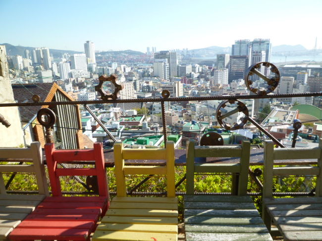 ショッピング王ルイという韓国ドラマを見ていたら、釜山のきれいな景色が沢山出ていた。<br />その中に釜山駅が見下ろせる高台の展望台があり、これはどこだと調べていたら168階段という所で、４トラベルでも、釜山路地裏歩きの師と仰ぐ１ウォンさんや、愛ある旅人ホーミンさんが訪れ、詳しくレポートしてくださっているではないか！<br />（１ウォンさん、ホーミンさん、無断でお名前を出してすみません。）<br />そんなまだまだ穴場の168階段や地下街ショッピングなど、<br />立地のよい南浦洞のホテルを指定して近場で遊んでみました。<br /><br />※両替　10,000円が99,000ウォン　（トホホ）<br />※この頃見ていた韓国ドラマ　<br />ドキドキ再婚ロマンス　ショッピング王ルイ　師任堂　オクニョ　など