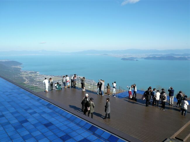 ■ 台風22号が過ぎ去ったあとの穏やかな快晴の日、びわ湖バレイに出かけました。<br />びわ湖大橋を渡るのは何年ぶりだろう、20代の頃社員旅行で渡った記憶がある。びわ湖バレイに登るのは初めてだ。<br />びわ湖パレスは観光パンフレットや旅番組で数多く紹介されている。<br />山頂から眼下に広がるびわ湖の眺望を堪能してきました。<br /><br />■ 帰路 森とお菓子の里 たねや「ラ コリーナ近江八幡」に立ち寄りました。