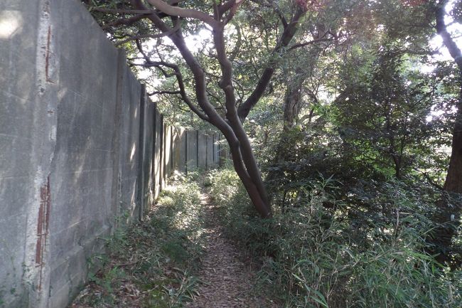 　十二所果樹園から久木大池方面の尾根道は切通を過ぎると逗子市側には古いコンクリート製の塀がどこまでも伸びていて、歩く者を圧迫している。おそらくは、この古いコンクリート製の塀は軍事施設があった戦前・戦中に建てられたものであろうか。また、鎌倉市と逗子市との境界はこの尾根道であろう。すなわち、鎌倉市側だけが普通に見られるハイキングコースなのだ。<br />（表紙写真はコンクリート製の塀沿いのハイキングコース）