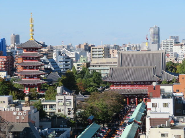 浅草観音・浅草寺の表参道・仲見世商店街を歩きました、日本を代表する観光地・浅草、浅草の観音様として年間3000万人が訪れる金龍山浅草寺、昔から外国人が多いのが特徴、浅草寺の表参道である仲見世商店街を歩きました、約250ｍの商店街に89店舗があります、ここは日本最古の商店街と言われてます、今回はゆっくり歩いて浅草寺の総門である雷門（風雷神門）から本堂の観音堂手前にある宝蔵門（仁王門）に、帰りも仲見世商店街を歩いて雷門・雷門通りまで戻りました、昼間は平日でも多くの観光客が歩いてました。<br /><br />今回、仲見世商店街の店舗家賃大幅値上げの話があるというのでお店が変わらないうちに見ておこうと思い歩きました、お店の土地は浅草寺所有、建物は7月まで東京都所有でしたが現在は浅草寺所有になり他と比べて格段に安いので浅草寺側が家賃値上げの要求があり、今後どうなるか注目されているようです。<br /><br />ここも新仲見世も20年前、40年前と比べてかなりお店が変わっていました、老舗と言われているお店もなくなってました、浅草のお店も様変わりしてます。<br /><br />