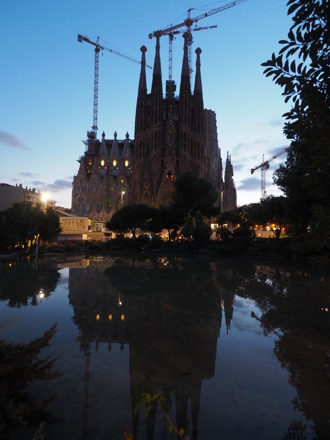 &quot;魅惑のスペイン&quot;編。<br />カタルーニャ州の独立運動の影響を街の中に感じながら、この日は朝から晩までバルセロナを観光。<br />ガウディ建築を中心に、カタルーニャ音楽堂やカテドラルなどの有名どころを周り、一日の〆として本場のパエージャを味わった。<br />充実した一日となったが、正直バルセロナを観光するなら一日だけでは物足りない。サグラダ・ファミリアで悲劇にも見舞われたことだし、バルセロナは是非また訪れたい街の一つとなった。<br /><br />【天気】--------------------------------------------------<br />快晴　最高25度　最低18度<br />日本に比べて暖かい。上着なしで歩ける。<br /><br />【旅程】--------------------------------------------------<br />10/10(火)~10/19(木)　8泊10日 <br />　1日目　 羽田→ミュンヘン（ミュンヘン泊）<br />　2日目　 ミュンヘン（ミュンヘン泊）<br />　3日目　 ノイシュヴァンシュタイン城へ現地ツアー（ミュンヘン泊）<br />　4日目　 オーストリアへ日帰り旅（ミュンヘン泊）<br />　5日目　 ミュンヘン→ビルバオ（ビルバオ泊）<br />　6日目　 ビルバオ→バルセロナ（バルセロナ泊）<br />★7日目　 バルセロナ（バルセロナ泊）<br />　8日目　 バルセロナ→フランクフルト（フランクフルト泊）<br />　9日目　 フランクフルト→セントレア（機中泊）<br />　10日目　帰国