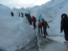 ペリト・モレノ氷河ミニトレッキングで氷河の感触を堪能。