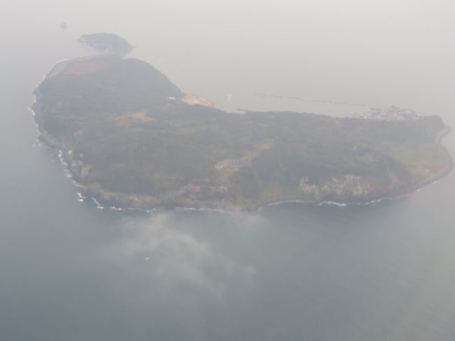 10月28日、午前11時20分過ぎに福岡の北九州市上空より降下して福岡県の玄海灘を南下して行く時に島々が見られた。若松区沖にある男島、女島や地島が見られ、更に勝島が見られ、最後に相島が見られた。　その後、海ノ中道上空を通り、博多湾を超えて午前11時40分過ぎに福岡国際空港に着陸した。<br /><br /><br />*写真は相島