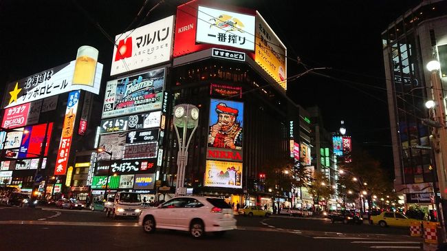 今回も夫婦共々年１度の連続休暇制度♪<br />ゴールドコーストへの旅を家の都合によりキャンセル。でもどこか行きたい！直前にANA楽パック予約で北海道へ変更！<br />ニセコへはスノーボードで2回行ったことあるけど観光は初めて！<br /><br />台風とともに北上しました。<br />超大型台風と重なってしまったので、飛行機が欠航するならキャンセルも考えたけど、何とか行くことができました♪<br /><br />&#9724;️3日間の旅行&#9724;️<br />羽田空港から新千歳空港へ！<br />札幌→旭川→小樽へ行って来ました♪<br />ホテルは札幌グランドホテルに泊まりました。<br /><br /><br />