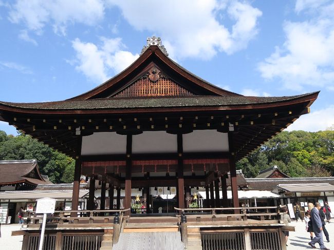 (写真は下鴨神社)<br />奈良をなんどか歩いて気が付いた。遺跡巡りとはいわば墓場巡りである。遺跡とは一つの文明の墓場であり、多くの頭蓋骨が数えようのない喜怒哀楽と共にが埋まっている。とても観光気分などで行ける所ではないのだ。<br /> 今回ずっと奈良にいるつもりだったが、台風22号を逃れ、急遽奈良から京都へ向かう。途中の木津川、宇治川とも流れは急で水量も多く、古代琵琶湖までの水運は難しかったようだ。久しぶりの京都なので上賀茂神社、下鴨神社、仁和寺、鹿苑寺、最後に京都国立博物館の国宝展に寄れば、31日から始まった長谷川等伯の松林図屏風にお目にかかることができました。<br /><br /> ・文明は奈良発京都経由でやってきた<br /><br /> ・追いかけて京の夕べに残し秋<br /><br /> ・排除してやがて悲しや排除され <ユリ子><br /><br />https://4travel.jp/travelogue/10659829この春京都<br /> https://4travel.jp/travelogue/10626367京都秋<br /> https://4travel.jp/travelogue/10626685<br /> https://4travel.jp/travelogue/10626919<br />写真集「いい町一人旅Ⅷ」完成