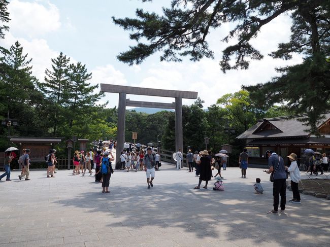 紀伊半島旅行4日目<br /><br />和歌山県から三重県を巡る今回の旅行の最終日、紀伊半島に来たからには伊勢神宮に参拝して帰ろうと立ち寄りました。<br />伊勢神宮は数年前に一度訪問しており、今回二回目の訪問となります。<br />前回は、外宮・内宮と参拝しましたが、今日は内宮のみの参拝です。<br /><br />伊勢神宮 公式HP<br />http://www.isejingu.or.jp/<br /><br /><br />*1日目旅行記(紀州の景勝地を行く!)<br />https://4travel.jp/travelogue/11283542<br />*1日目宿泊編(ホテル川久)<br />https://4travel.jp/travelogue/11285671<br />*2日目旅行記(アドベンチャーワールド)<br />https://4travel.jp/travelogue/11289699<br />*2日目宿泊編(ホテル浦島)<br />https://4travel.jp/travelogue/11291692<br />*3日目旅行記(熊野古道)<br />https://4travel.jp/travelogue/11293750<br />*3日目宿泊編(志摩観光ホテル)<br />https://4travel.jp/travelogue/11296501<br />