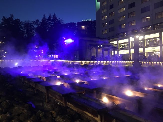 草津良いとこ~♪一度はお出で~♪<br />草津温泉に泊まるのは4度目ですが‥何故か湯畑は行ったことがありませんでした。<br />今回は湯畑横の旅館に泊まり、初の湯畑散歩をしました。<br />豪快な湯けむりと豊富すぎる湯量そして強烈な硫黄臭!<br />これぞ「Japanese ONSEN!!」という感じですね‥!<br /><br />行きの途中には10年振りの水沢うどんに舌鼓。<br />もちろんCMで有名な「本家ちちやの温泉まんじゅう」と<br />「焼きまんじゅう」もGETしました。<br /><br />実は義母の故郷は草津のお隣長野原町で、<br />念願だった魂を「Return to hometown」の旅でした。<br />両親や兄弟たちと談笑していると思います。