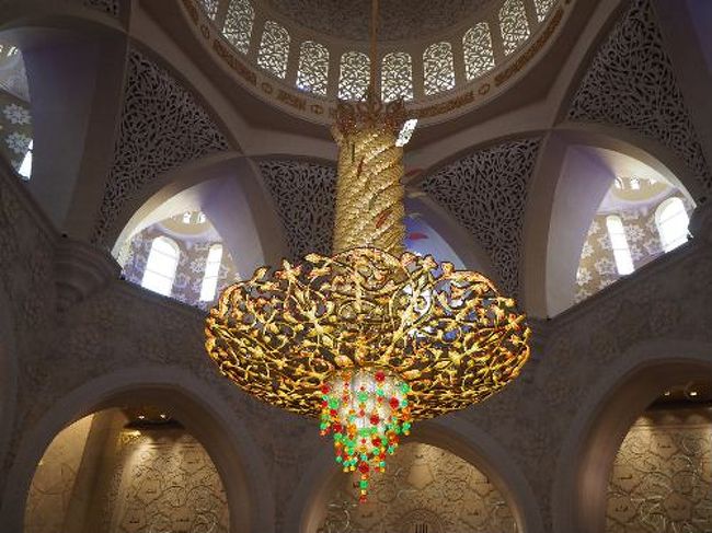 アブダビにある世界一美しいモスクを訪れることが今回の旅の1つの目的でした。