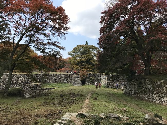 近鉄壺阪山駅スタート。<br />紅葉・古い町並みと山城跡、低山登山を楽しむために高取城跡を目指す。<br />高取山の頂上は高取城跡本丸天守台。<br />天候は曇り。