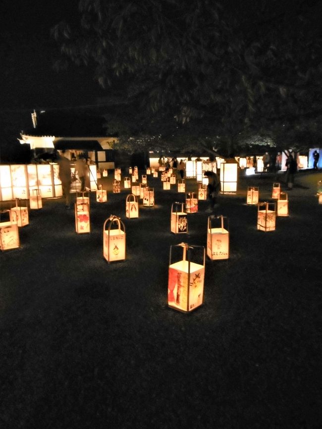 島根旅三日目は、恒例の松江市内に住むM氏宅訪問から始まった。<br />今年の5月にM氏宅から徒歩2分ほどの場所で「朝酌菖蒲谷遺跡(あさくみしょうぶだにいせき)」が発見された。<br />古墳時代前期の土器(壺)埋納坑の他、奈良時代~平安時代にかけての鍛冶工房等の遺跡、また道路状遺構も見つかったとのことで、早速その現場も見せていただいた。<br /><br />出雲という土地は、新しい道路を造るために山を切り崩したりすると、大抵は古代の遺跡が出土したりする。<br />「鍛冶工房跡」などと聞くと、すぐさま「鉄」に結びついて、この辺りにも渡来系の「韓鍛冶(からかぬち)」の集団が住んでいたのではないかなどという想像を掻き立てられる。<br /><br />また「出雲国風土記」に登場する「邑美冷水(おうみのしみず)」が、M氏宅の近くにあるのでそこまで案内していただき、来年の訪問を約束してM氏とはそこで別れた。<br /><br />この後「たたら製鉄」と関連深い町「安来市」に向かった。<br />製鉄で栄えたかつての街並みなどを散策し、またこの町が生み出した陶芸家「河井寛次郎氏の顕彰碑」などを訪ねた。<br /><br />松江市内に戻る途中、少し時間があったので、怖いもの見たさでまた「黄泉比良坂(よもつひらさか)」に立ち寄って見た。<br />もう三度も訪れているので、恐怖心は薄らいできたが、やはりなんとなく不気味な感じは否めなかった。<br /><br />夕方松江城に向かったのは、お城見学が目的ではなく、この日5時半から、同じ敷地にある「興雲閣(こううんかく)」で「小泉八雲 朗読のしらべ 夢幻~夢とうつつのあわいに現れるものたち」と題する公演があったからだ。<br /><br />朗読は、島根出身の俳優佐野史郎氏によった。<br />旅に出る前に、偶然にネットでこの催しがあることを知り、前もってチケットを購入しておいた。<br />素晴らしい朗読と山本恭司氏の絶妙なギター演奏。<br />また八雲のひ孫にあたる小泉凡氏の作品解説等があり、豊かな時間を過ごすことができた。<br />ちなみに私たちが島根入りした9月29日、飛行機を降りたときに気づいたのですが、なんと佐野さんが同じ飛行機に乗っていたのです!(^^)!<br />私は後ろ姿しか見られませんでしたが、相棒殿はバッチリ目撃したそうです。<br /><br />最終日は、ついに朝からの大雨に遭遇(T_T)<br />天気予報では四日間天気は保ちそうだったので、珍しく折りたたみ傘も持たずに旅立ったのが最後になって災いし、最終日の目的にしていた「亀田山カフェ」でのティータイムができなくなってしまった。<br />なぜなら「亀田山カフェ」は、松江城の「興雲閣」内にあるので、車を駐車場に駐めて、店まで行くにはかなりの時間がかかってしまうのだ。<br />小雨ならまだしも、この日の雨は豪雨と言ってもいいくらいだったので、ティータイムはやむなく諦め、すごすごと空港に向かったのだった(/_;)<br />来年は、必ずこの「亀田山カフェ」に行きますよ(>_<)<br /><br /><br />