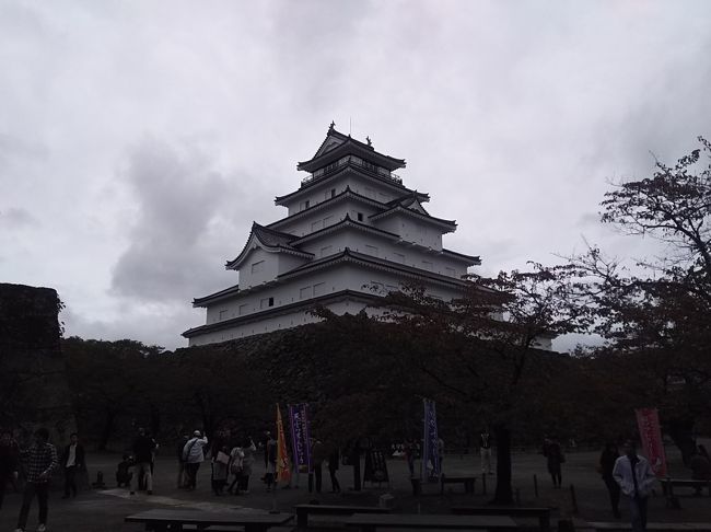 ２日目は貸し切りバスで錦秋の五色沼から会津若松の飯盛山と鶴ヶ城を巡りました。台風２１号接近中で、あいにくの天気でしたが、何とか傘はささずにすみました。