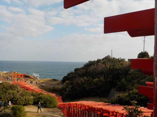 こんにちは。<br />文化の日の３連休で、北九州・山口県への２泊３日の旅をしてきました。<br /><br />２日目は、強風の吹荒れる天候でしたが、雨に降られる事もなく、景色を堪能出来る旅でした。<br /><br />旅の行程はこんな感じになりました。<br /><br />１１／３（祝）<br />   羽田空港10:15発→（JAL373便）→北九州空港12:00着<br />      小倉城・トロッコ列車・関門人道トンネル・みもすそ川公園・唐戸<br />      門司港レトロ<br />         小倉リーガロイヤルホテル 宿泊<br />１１／４（土）<br />   新下関駅よりレンタカー<br />      角島・青海島<br />         長門湯本温泉 西京 宿泊   <br />１１／５（日）<br />      元乃隅稲成神社・千畳敷・別府弁天池・秋吉台<br />  山口宇部空港14:50発→（JAL294便）→羽田空港 16:15着<br /><br />旅行記は、前編（１日目）と後編（２日～３日目）でまとめました。