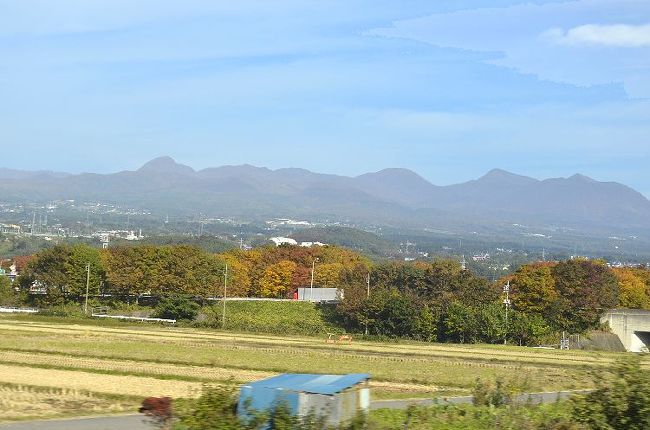 1泊ですが、温泉に入りに草津まででかけました。<br />ＪＲ特急草津3号で旅の始まりです。<br />上野駅から長野原口まで、あとは、ＪＲバスで草津温泉へ。<br />電車の旅もいいものです。駅弁を買い込み乗りました。<br />私は、横川駅の峠の釜めしが売っていました。上野駅構内で、名物の駅弁が買えるのも便利です。<br /><br />渋川駅からは吾妻線に入っていきます。<br />山並みがどんどん近づいてきます。<br />渋川・中之条。長野原口までの車窓からの景色です。<br /><br />ハワイ癒し紀行・オリジナルブログＵＲＬ<br />http://91608665.at.webry.info/201711/article_9.html