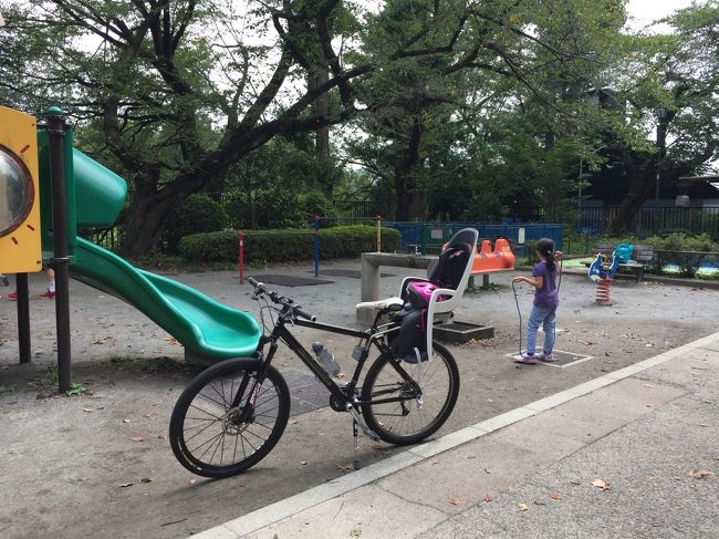 チャイルドシートに長女を乗せてサイクリング。<br /><br />適当に千鳥ヶ淵公園まで走り、長女の昼食リクエストにより新宿へ。