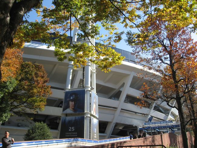 根岸線を関内で降りて、日本大通り、馬車道へ。日本大通りのイチョウ並木、綺麗に色づくにはまだちょっと早かった、残念。