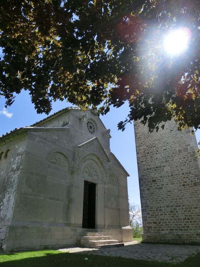 2011年「イタリアにおけるロンゴバルド人の支配地」が世界遺産に登録された。その中の遺跡のひとつチヴィダーレ・デル・フリウリのテンピエット（小神殿）に初めて行ったのは2014年。その美しさに感動し、ロンゴバルドに魅かれていった。<br />今年の５月には、ウンブリア、スポレートに近いクリトゥンノのテンピエット（小神殿）に行くことができた。<br />そして今回、モンテ・サンタンジェロ、ベネヴェントなどロンゴバルドに因んだ場所に行くことができた。<br />9/13東京発22:55パリ着4:30<br />9/14パリ発6:30ローマ着9:55<br />         ローマ発11:00バリ着11:26<br />9/15カステルメッツァーノ<br />９/16ポテンツァ<br />9/17モンテサンタンジェロ<br />9/18テルモリ<br />9/19カンポバッソ<br />9/20ベネヴェント<br />9/21カゼルタ<br />9/22ナポリ<br />9/23ナポリ発11:25　ローマ着12:20<br />　　ローマ発15:15　成田着10:30<br />＜ビトント・ルーヴォ・ディ・プーリア編＞<br />　　　　　　　　　　　　https://4travel.jp/travelogue/11286323<br />＜トラーニ・バーリ＞https://4travel.jp/travelogue/11287591<br />＜カステルメッツァーノ＞https://4travel.jp/travelogue/11289364<br />＜アチェレンツァ＞https://4travel.jp/travelogue/11291403<br />&lt;ポテンツァ＞https://4travel.jp/travelogue/11293448<br />＜シポント＞https://4travel.jp/travelogue/11294832<br />＜モンテ・サンタンジェロ＞https://4travel.jp/travelogue/11295792<br />＜テルモリ＞https://4travel.jp/travelogue/11297734