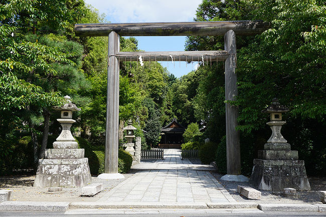 駅名で“神社”がつく駅って沢山あると思います。<br />でも、駅名で“神社”がつくって、よほど有名であったり、その場所の象徴的な神社じゃないと採用されないと思います。<br />高須神社に続き、蚕の社に行ってみました。<br /><br />過去の京都・京都市右京区散歩記<br /><br />関西散歩記～2015-2 京都・京都市右京区編～<br />https://4travel.jp/travelogue/11057547<br /><br />関西散歩記～2015 京都・京都市右京区編～<br />http://4travel.jp/travelogue/11022966<br /><br />京都まとめ旅行記<br /><br />My Favorite 京都 VOL.3<br />https://4travel.jp/travelogue/11275410<br /><br />My Favorite 京都 VOL.2<br />http://4travel.jp/travelogue/11120777<br /><br />My Favorite 京都 VOL.1<br />http://4travel.jp/travelogue/10945390