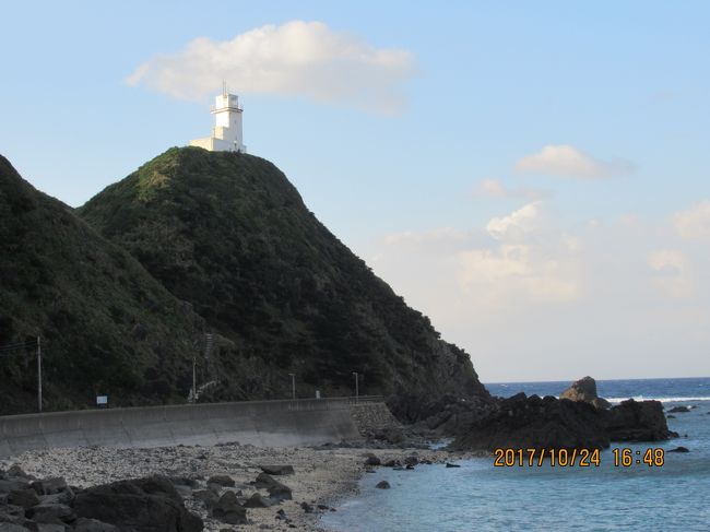 加計呂麻島を舞台にした映画「海辺の生と死」を観賞したジジ、近接した奄美大島に行きたくなった。亜熱帯の自然、荒々しい海そこに生きる人々の姿を想像した。<br />八丈島で経験した離島の魅力を奄美大島でもう一度。<br />３泊４日で可能な島内の見どころを島の観光協会に問い合わせたところ、お勧め観光コースをスケジュール化してくれた。航空機とホテル、レンタカーを予約していざ出発。<br />１０月２４日(火）羽田～奄美空港　名瀬泊<br />　　　２５日(水）島内観光<br />　　　２６日(木）島内観光<br />　　　２７日（金）島内観光後　奄美空港～羽田<br />写真は奄美大島最北端の用岬（笠利崎）灯台。<br />　　　<br />　　　