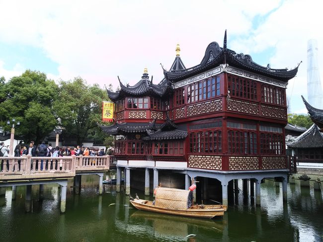 上海旅行2日目。<br />午前中は、豫園(豫園商城)に行き、有名な小籠包を食べ、散策しました。<br />豫園商城は、大変な賑わいになっていました。<br />午後は、ホテルでゆっくりし<br />夜は、南京東路の歩行者天国に行ってみました。